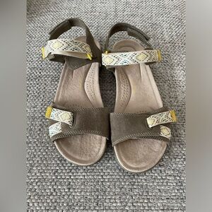 Clarks Sandals Sz 9m Olive Suede Sport Ankle Strap Hook & Loop Amanda Sprint